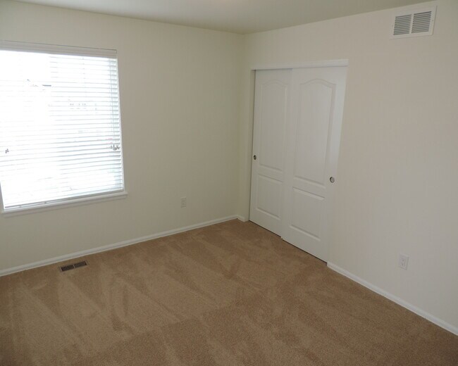Building Photo - Sierra Ridge 4 Bedroom Home (Available Imm...