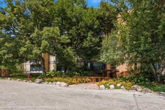 Building Photo - 6000 Oakwood Dr