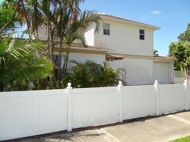 Building Photo - 2 bed 2.5 bath home only 1.5 miles to the ...