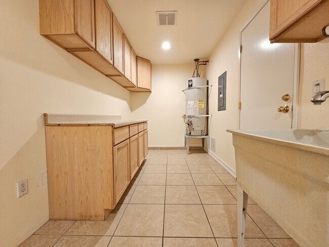 Building Photo - Beautiful interior and Convenient feature!...