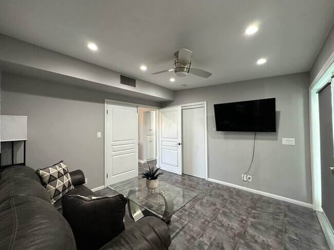 Building Photo - 725 S Mountain View Dr