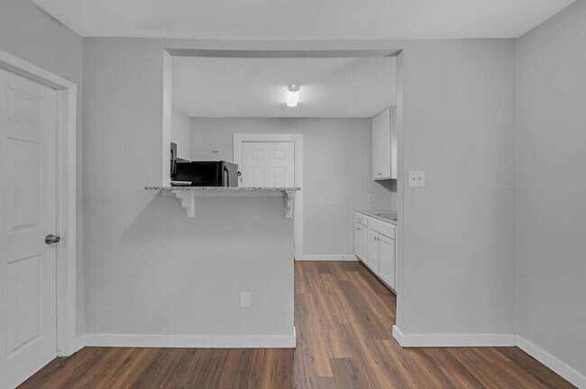 Building Photo - Updated 2 Bedroom Rental with Large Backyard
