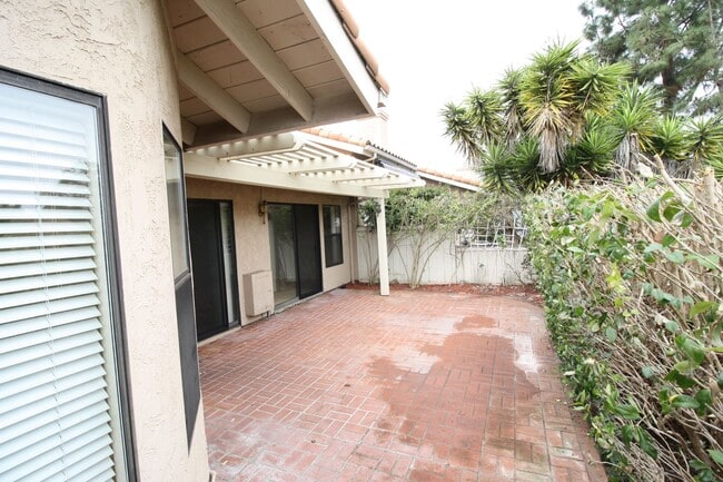 Building Photo - Rancho Bernardo End Unit Townhome - 2 Bed - 2 Bath -2 Car Garage - Private Patio