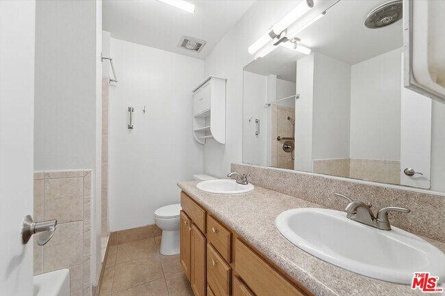 Building Photo - 100 S Doheny Dr