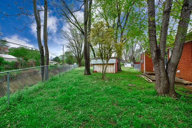 Building Photo - 2804 Thurman Cir SW