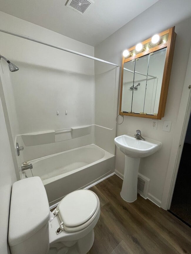 Building Photo - Beautiful Remodeled 3-Bedroom, 1-Bathroom ...