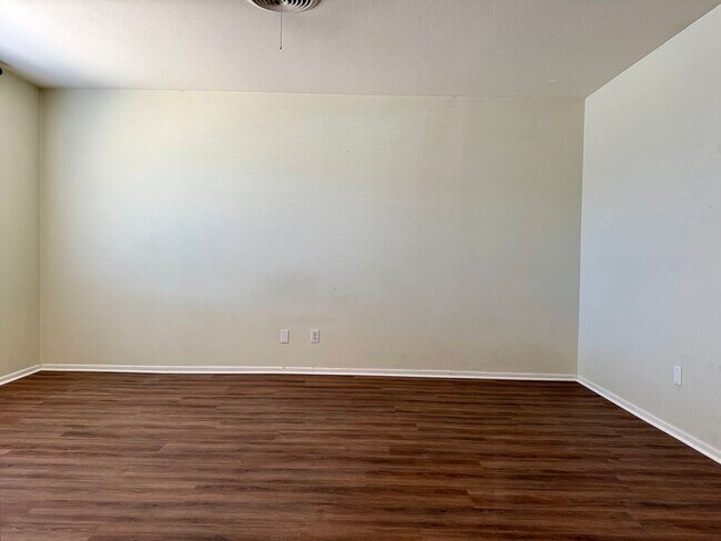 Building Photo - House For Rent