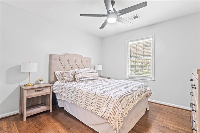 Building Photo - 3201 Lakeridge Dr SE