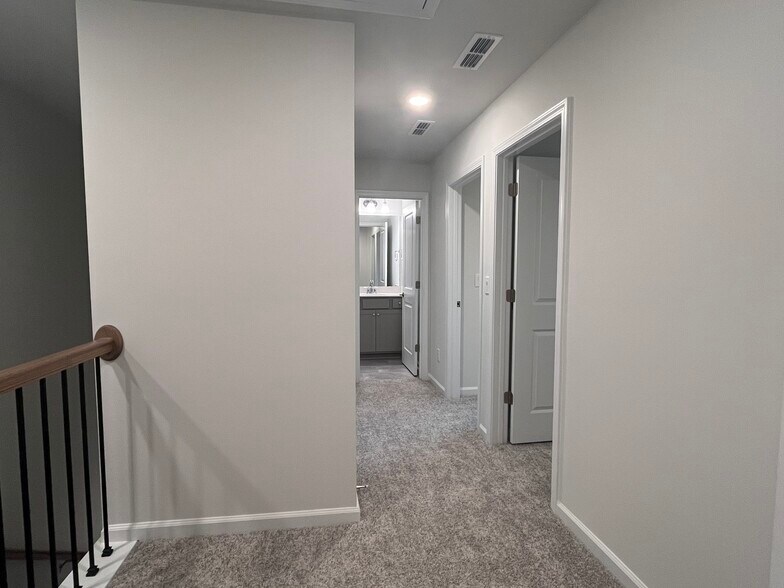 Building Photo - 2811 Farmhouse Dr