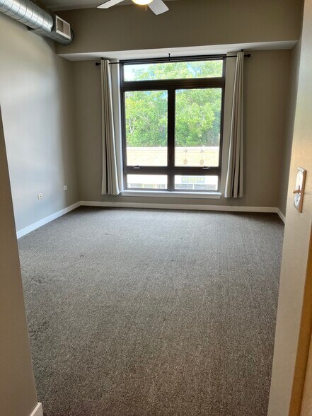 Master bedroom - 170 N Northwest Hwy