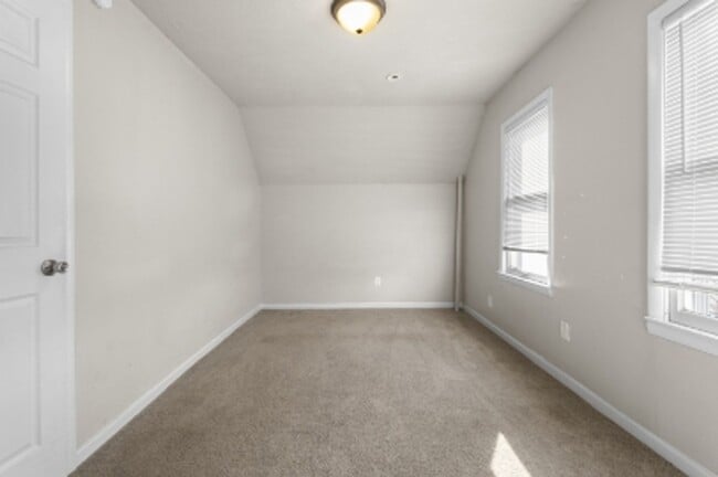 Building Photo - Accepting Section 8! 4 Bed 2 Bath!