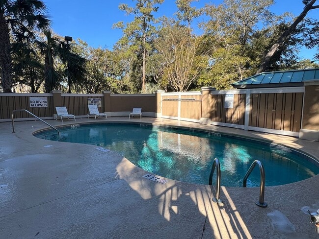 Building Photo - Walk to the Beach from this Furnished and Renovated Condo!