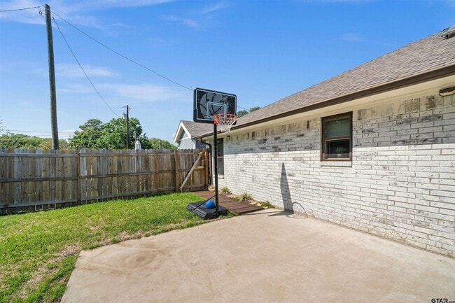 Building Photo - 10801 Harvest Wood Dr