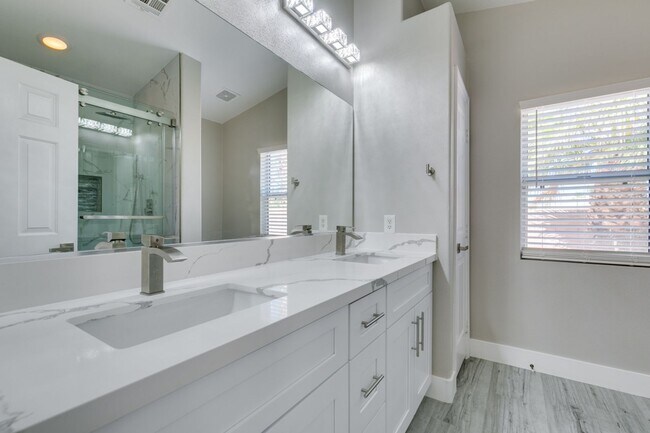 Building Photo - Completely upgraded 3 bedroom home in Macd...