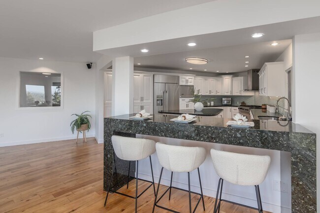 Building Photo - 3828 Alomar Dr