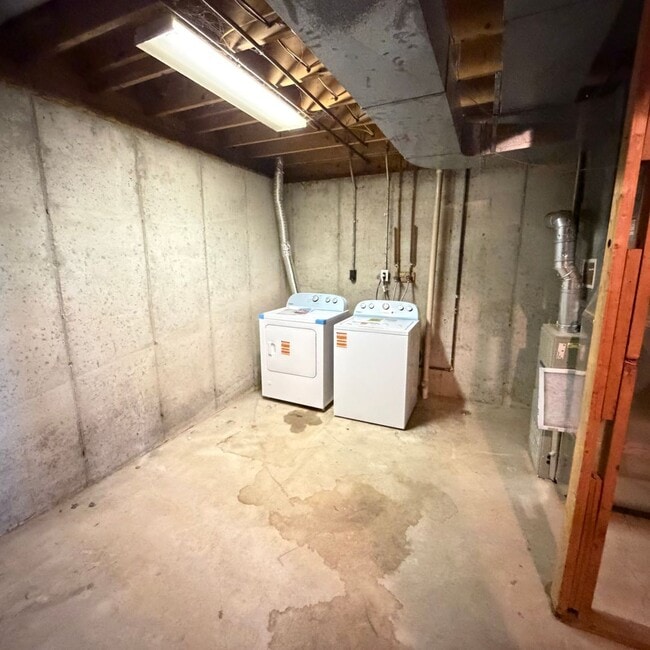 Building Photo - Spacious two Bedroom Quad-Level Home for R...
