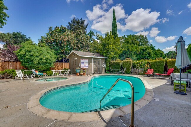 Building Photo - Large 3 Bed 2.5 Bath Townhome walking dist...