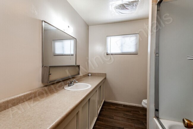 Building Photo - 3 BEDROOM HOME WITH LARGE YARD