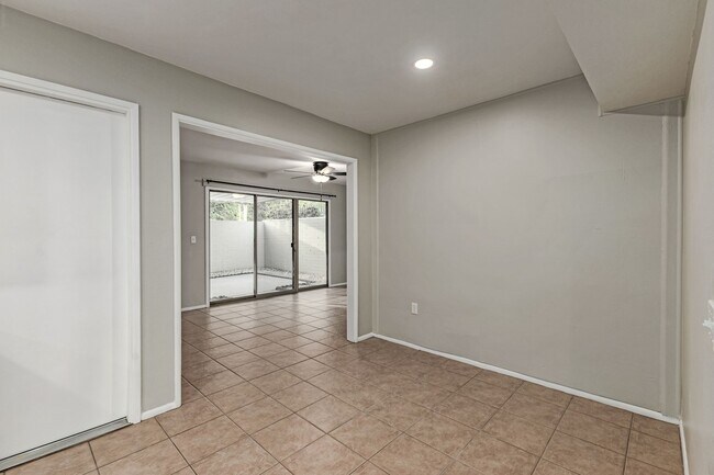 Building Photo - Updated condo in Sun City!