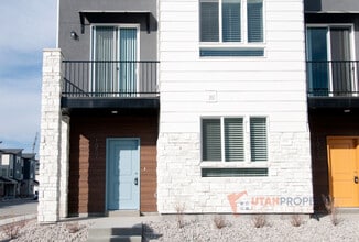 Building Photo - 1057 W 400 S