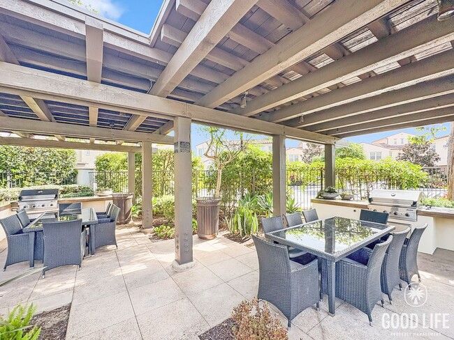 Building Photo - Beautiful 2B/2.5BA Townhouse. NEWER CONSTR...