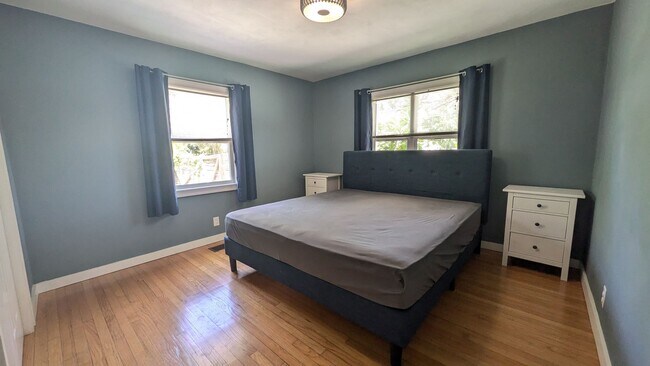Building Photo - Charming two bedroom one bath cottage with...