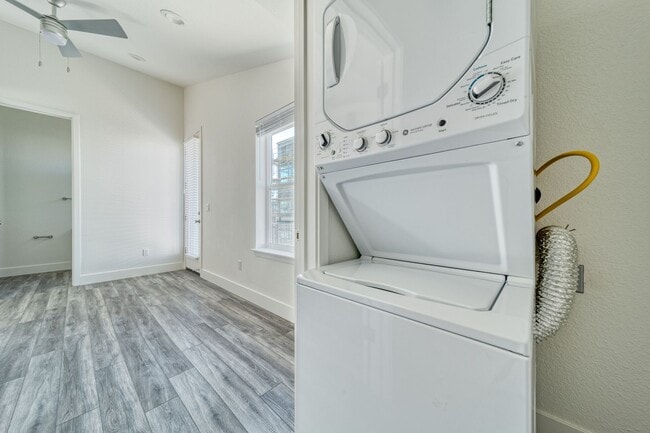 Building Photo - D60