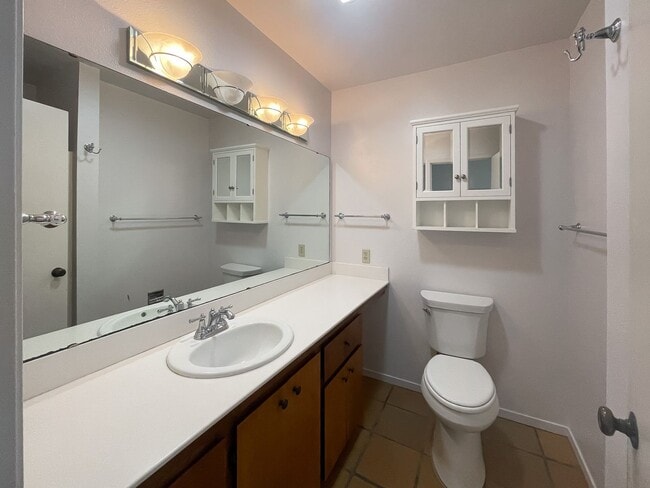 Building Photo - 2 Bedroom 2 Bath Condo in Pacific Grove