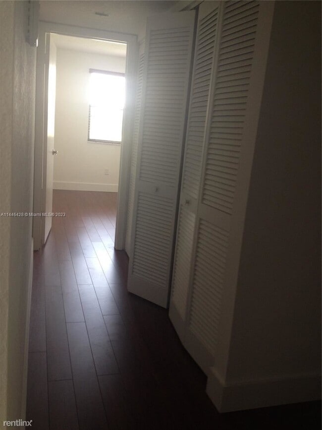 Building Photo - 3 br, 2 bath Condo - 16091 Blatt Blvd Apt 301