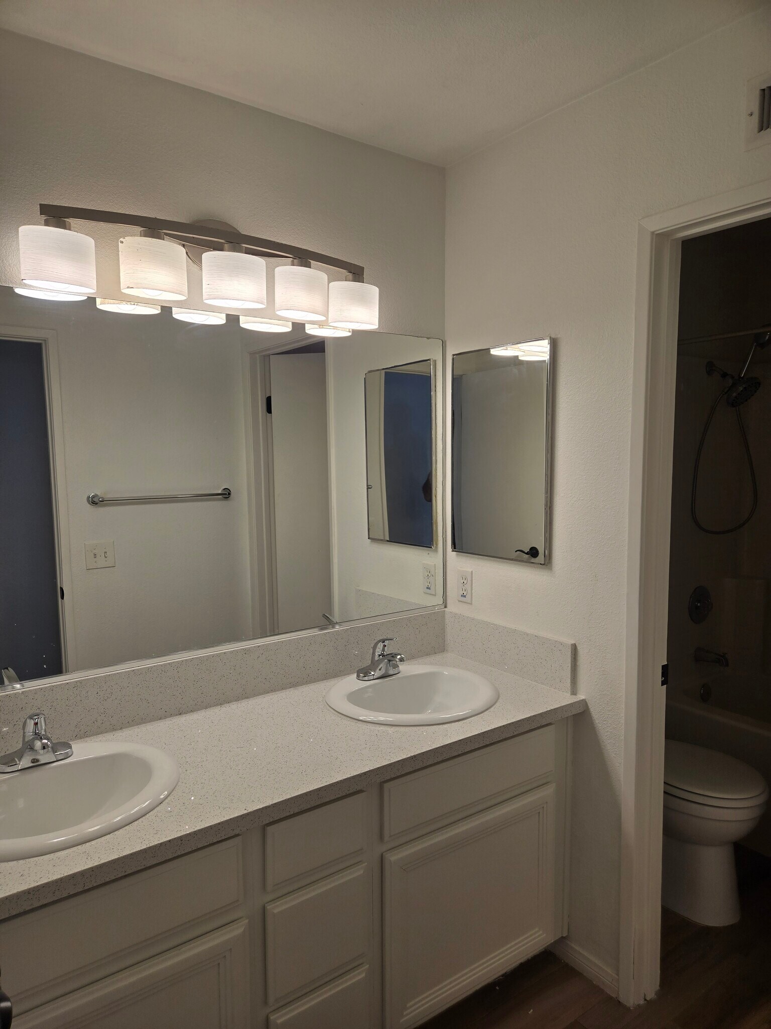 Upstairs bathroom - 4747 Camberley Ct