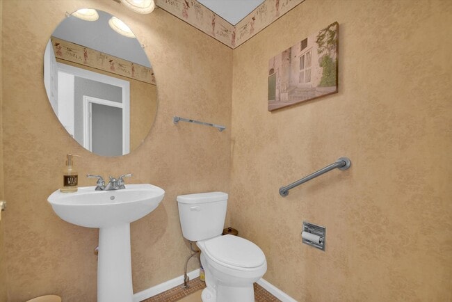 Building Photo - Welcome Home to this beautiful 5-bedroom h...
