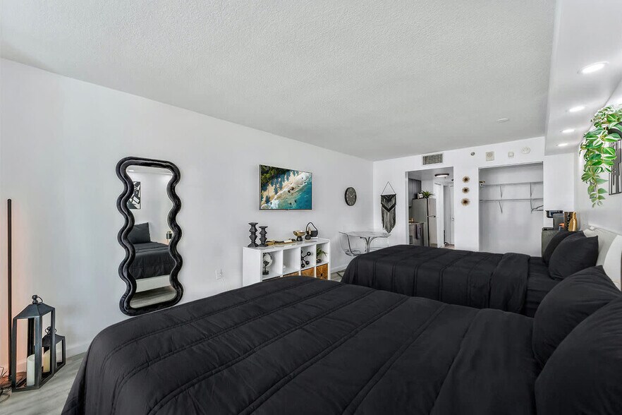 Building Photo - 1 SE 12th St