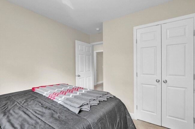 Building Photo - 424 Guppy Lp Rd