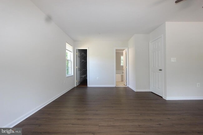 Building Photo - 406 Round Table Dr