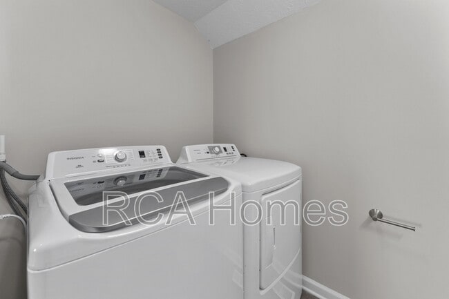 Building Photo - 2910 N Kenwood Ave