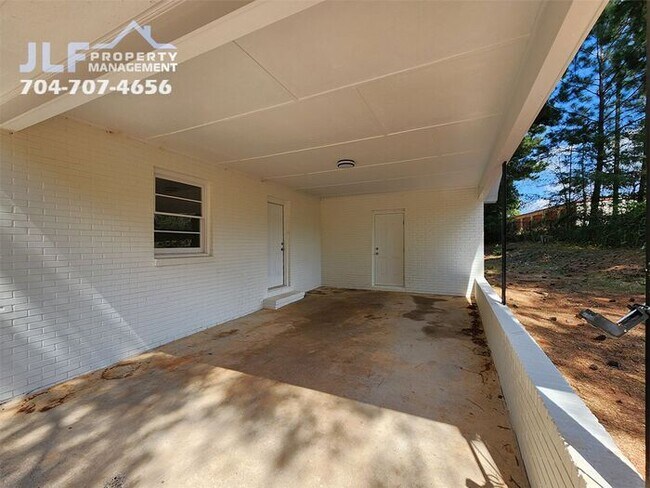 Building Photo - Fully Remodeled 3 Bed/1.5 Bath Ranch in Be...