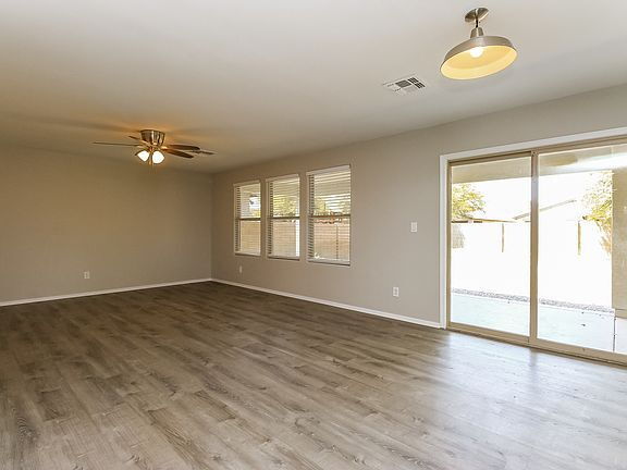 Building Photo - Move in ready 4 bedroom home