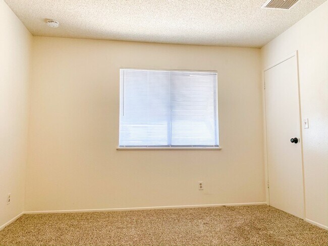 Building Photo - 940 W Graaf Ave