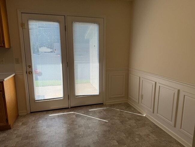 Building Photo - Private 2BD/1.5BA Townhouse in Prime NW Hi...