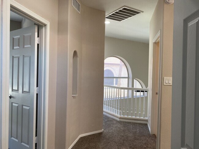 Building Photo - Must See 2/2.5 Condo in Pointe South Mount...
