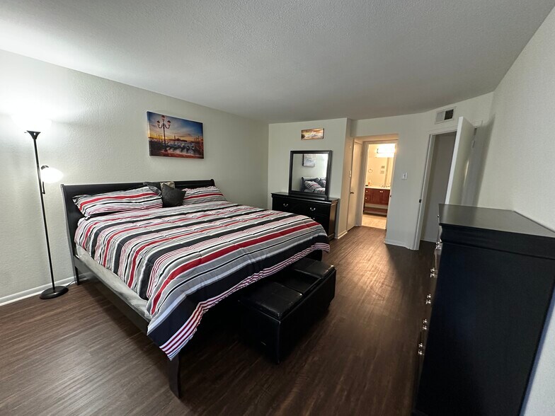 Building Photo - 8523 Hearth Dr