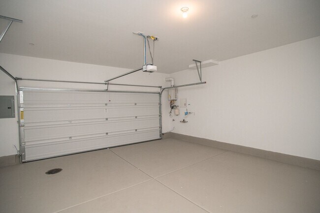 Building Photo - Gorgeous Townhome 3/2 in Santa Rosa Community in Summerlin!