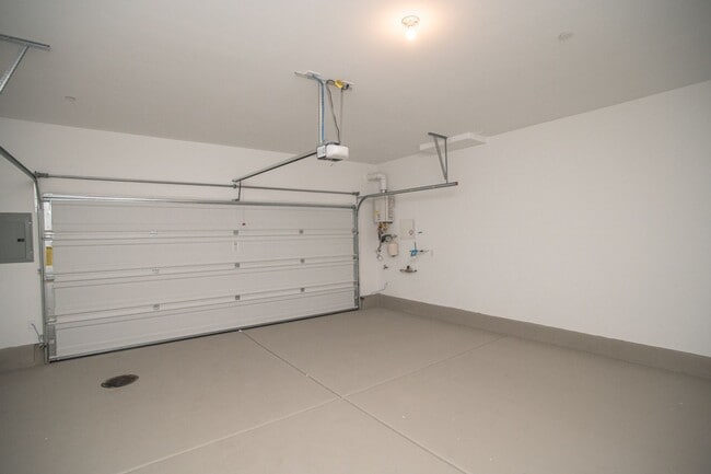 Building Photo - Great Townhome 3/2 in Santa Rosa Community in Summerlin!!!