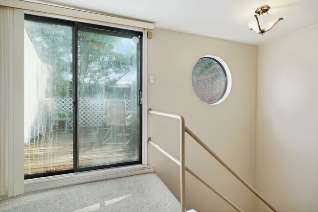 Building Photo - Beautiful Bella Vista Three Bedroom Townhome with Parking