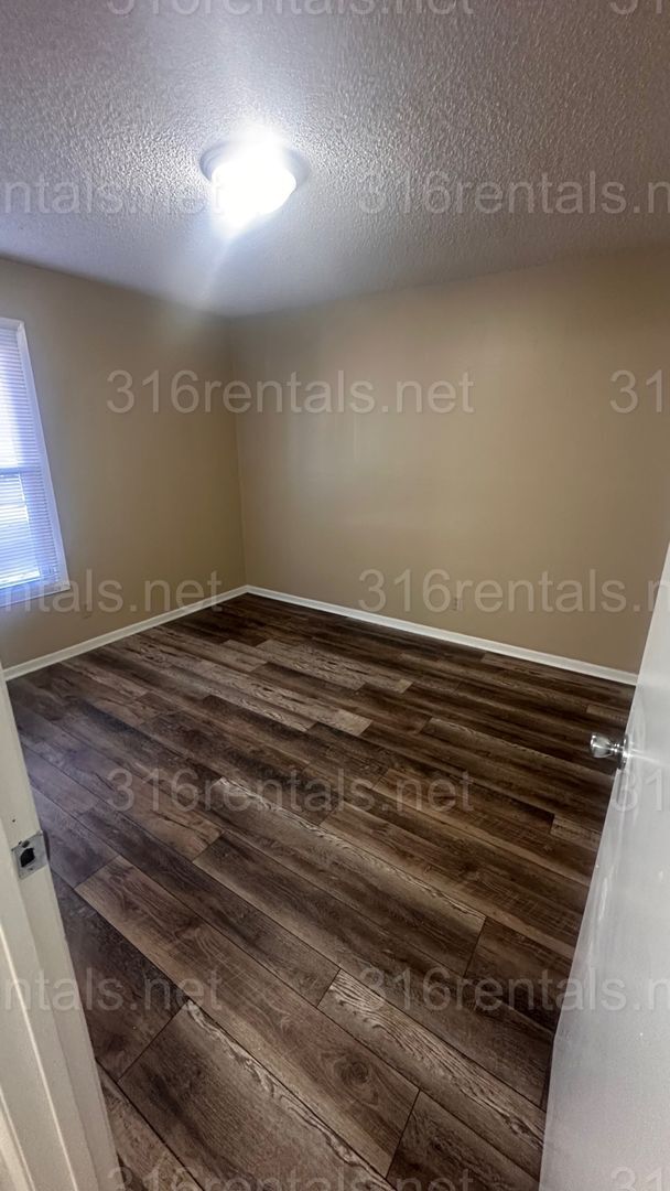 Building Photo - $800 - 2 bed 1 bath - Apartment