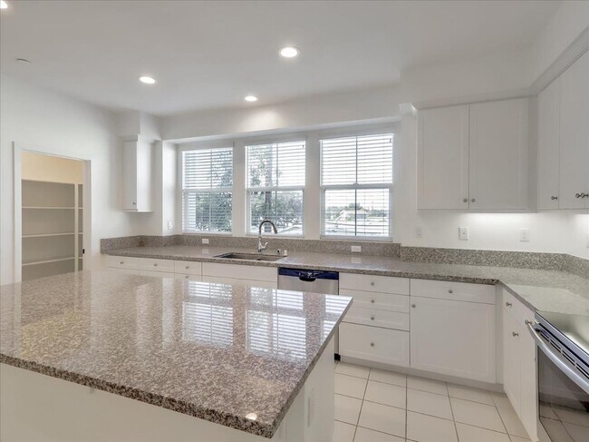 Building Photo - 1452 N Harbor Blvd