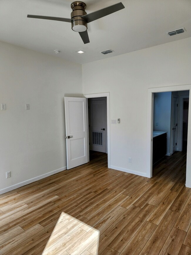 Building Photo - 2707 W Kerria Ave