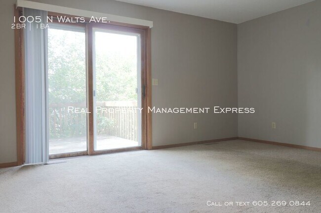 Building Photo - 2 Bedroom Duplex with Fenced Yard