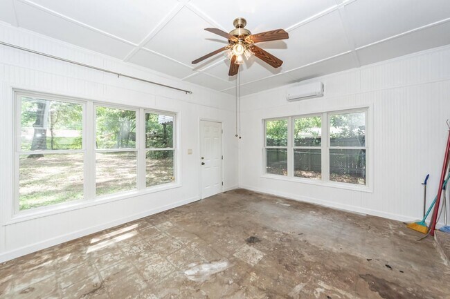Building Photo - 453 Wade Hampton Dr