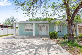 Building Photo - "Charming 2-Bed Duplex Retreat with Full Bath on Commercial Avenue – 842 Sq Ft of Cozy Living in ...